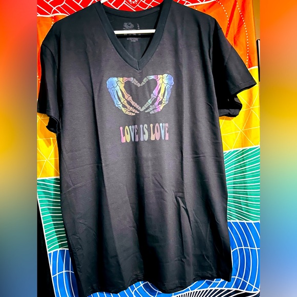 Large black V-neck tshirt “love is love” - Picture 3 of 3
